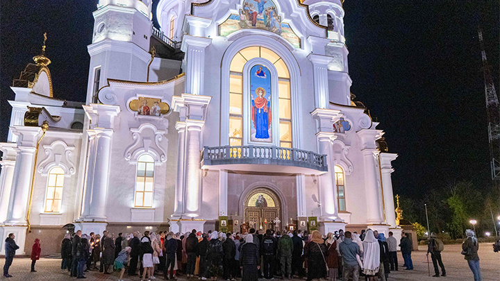    Перед церемонией бракосочетания пара посетила храм святых Петра и Февронии, чтобы получить благословение. Фото: Vk.com
