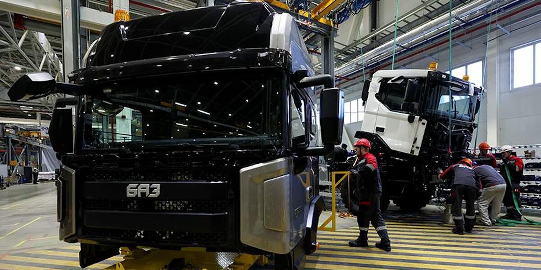 S36A11 - новый полностью российский грузовик. Из импортного - только белорусские шины.