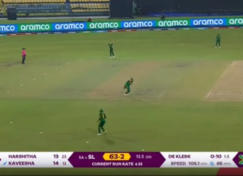 Лаура Волваард (в центре) ловит  мяч, посланный Кавишей. Викет! 