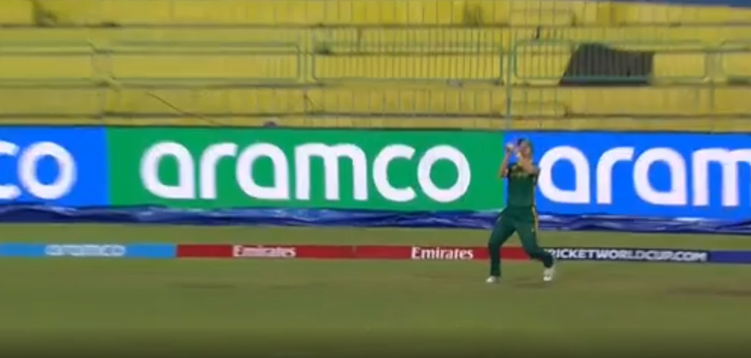 Аннеке Бош лович мяч, отбитый де Сильвой. Викет! 