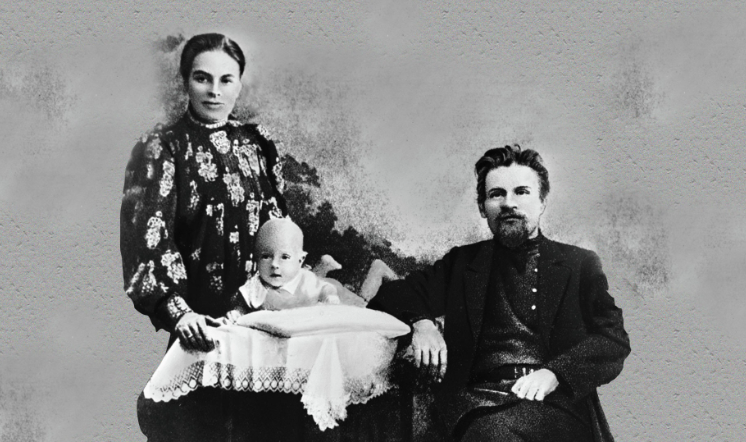 Михаил с женой и сыном. Источник - https://life.ru/p/1063888