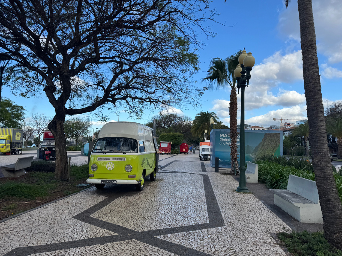Туристический транспорт на улице Фуншала