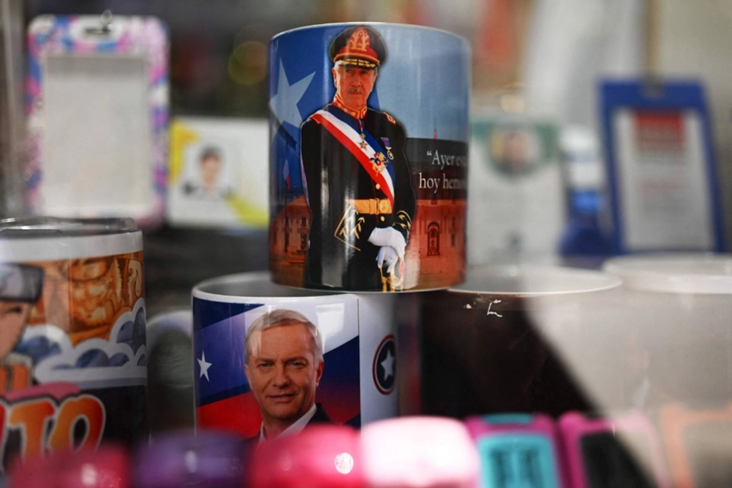Продажа кружек с изображениями кандидата в президенты Хосе Антонио Каста и Аугусто Пиночета 