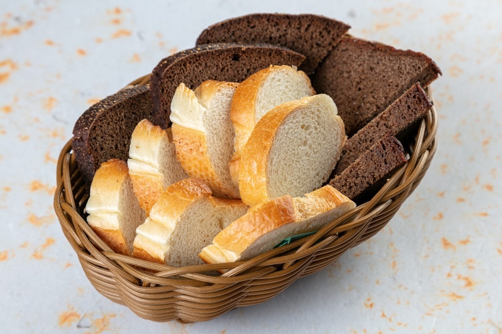 Источник https://arhrestoran.ru/upload/iblock/b20/pep7tmw6k2kdwnhemo4bm6f5hwvn1a8u/khleb.jpg.