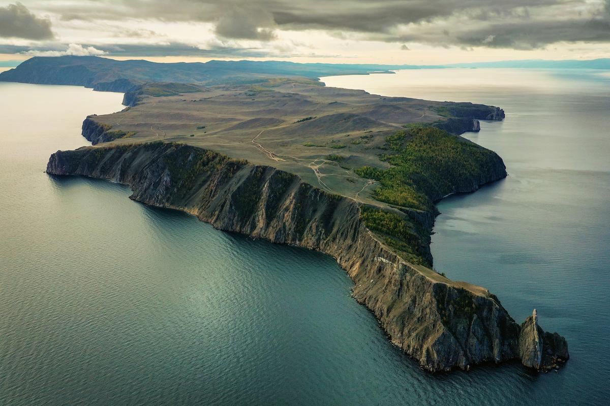 Ольхон - легендарный остров на Байкале: уникальная природа, скалы, панорамные виды и самые красивые маршруты для путешественников по самому глубокому озеру планеты, (источник: bolshayastrana.com)
