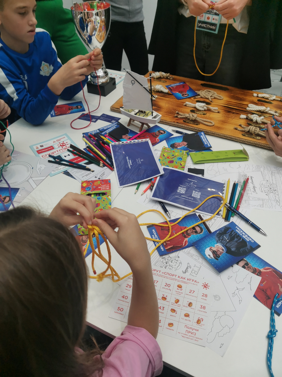 Пиратка Юля правильный, а не пиратский узел завязала только с 3й попытки