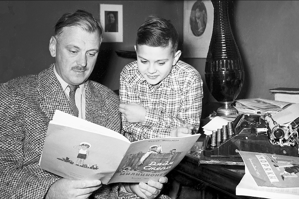    Никита Михалков с отцом Сергеем Михалковым./Предоставлено студией ТРИТЭ