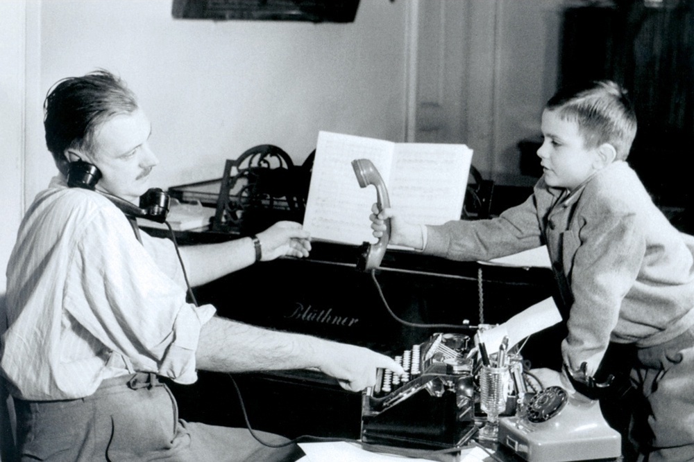    Никита Михалков с отцом Сергеем Михалковым./Предоставлено студией ТРИТЭ