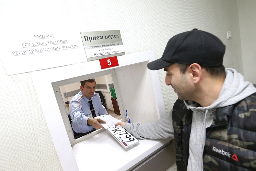    Зарегистрировать машину в ГИБДД после приобретения надо в течение 10 суток. Иначе - штраф. / Сергей Михеев