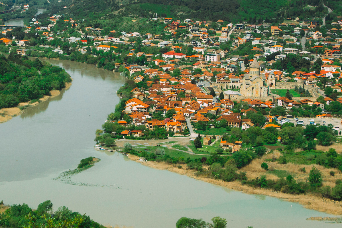 слияние рек Куры и Арагви. город Мцхета