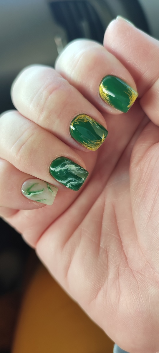 Фото автора. Малахит, задумка моя, исполнение мастера маникюра. 