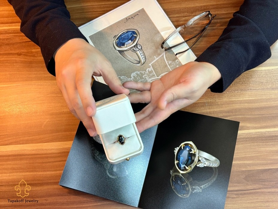 Сначала — лишь линия на бумаге: момент, когда мысль обретает контур. В руках мастера эта линия оживает: металл поддаётся инструменту, камни находят своё место, свет играет по задуманному сценарию. Так рождается украшение, в котором живёт душа мастера
