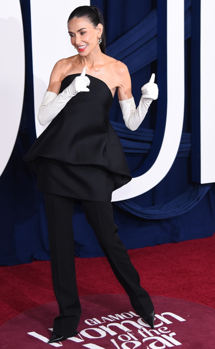    Деми Мур надела костюм total black с контрастными перчаткамиLegion-Media