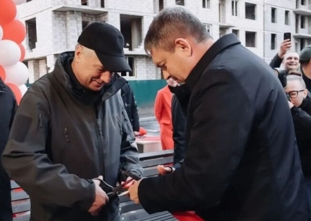    Глава ЛНР вручил ключи жильцам нового ЖК "Авиатор" в Луганске
