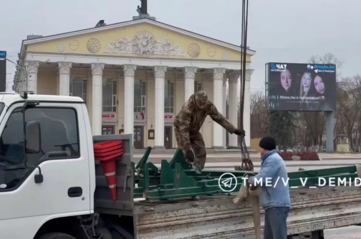    В Белгороде на Соборной площади началась установка новогодней ёлки