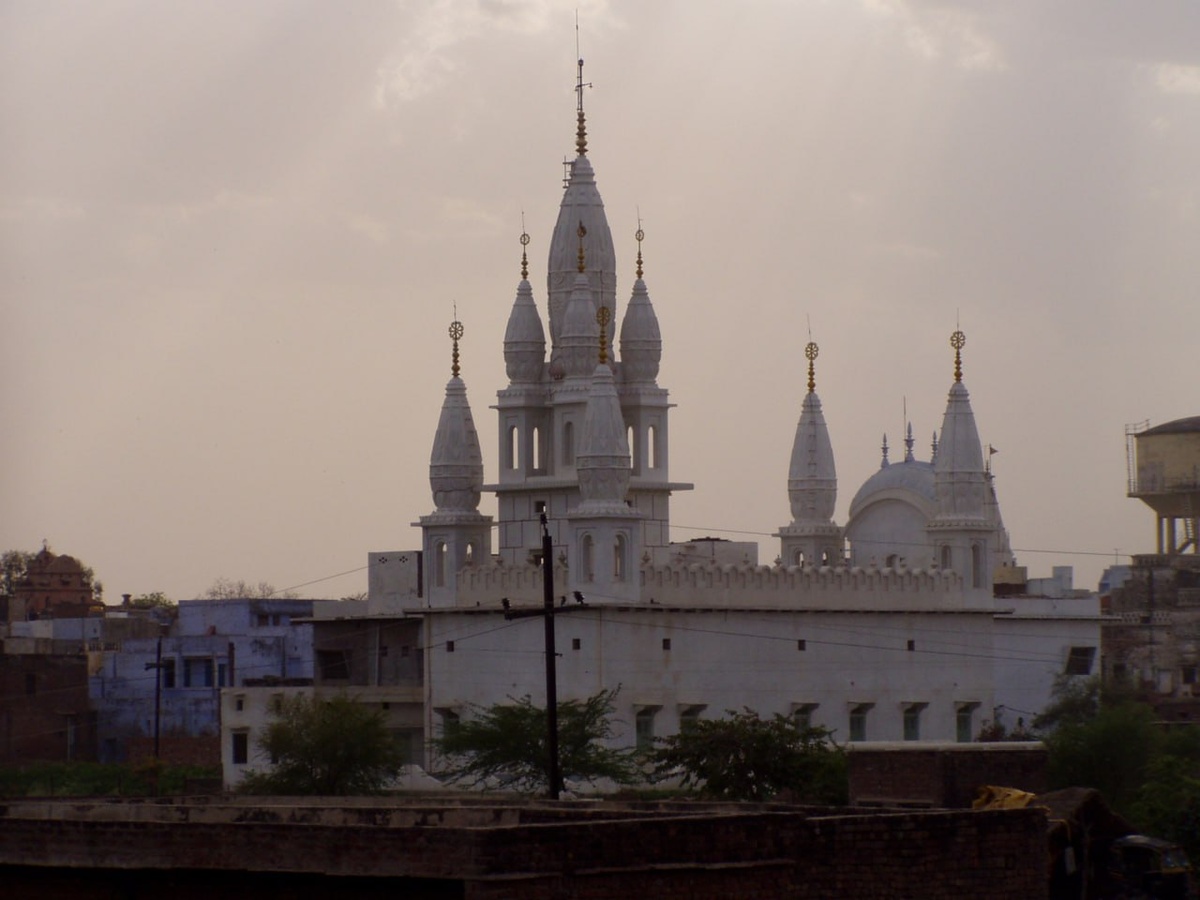 Чайтанья Сарасват Матх. Храм на Говардхане фото 2006