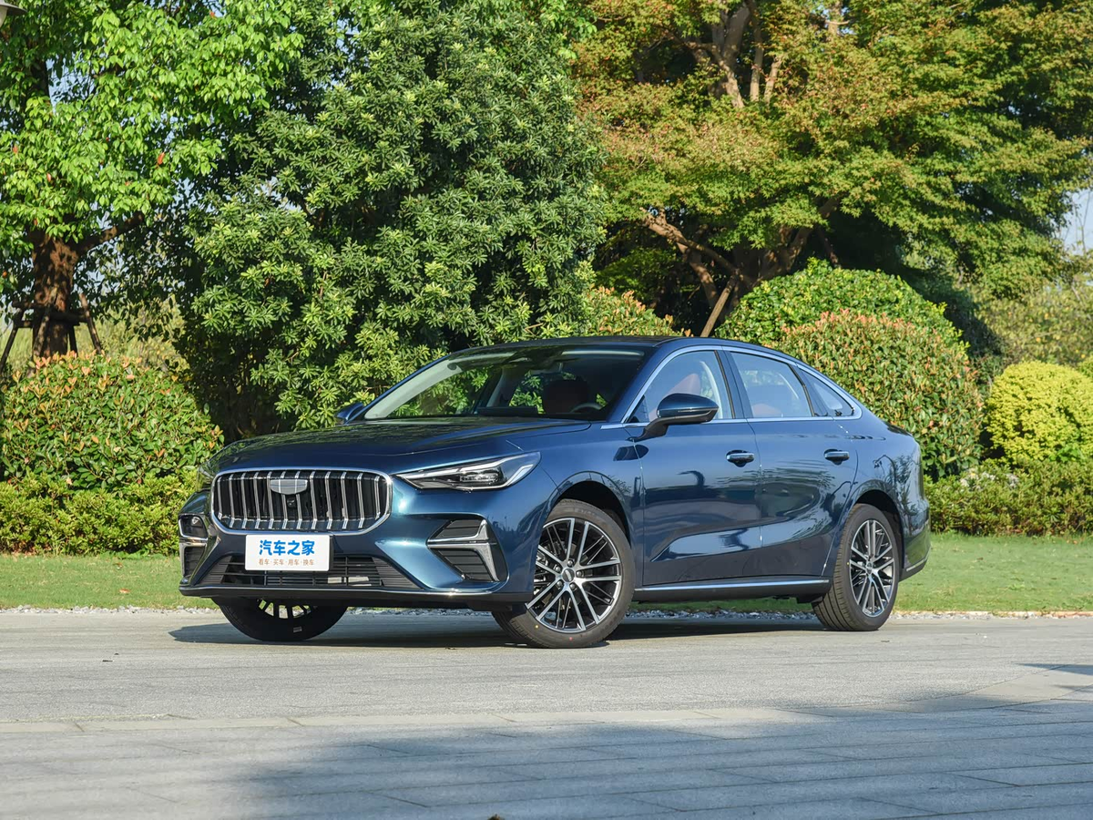 Новый Geely Emgrand выглядит солидно не только на рекламных картинках