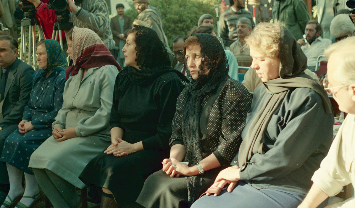 Папа и мамы пропавших без вести в Афгане сыновей. Снимок сделан в Пакистане на пресс-конференции. Ждут, когда выведут к ним советских пленных...