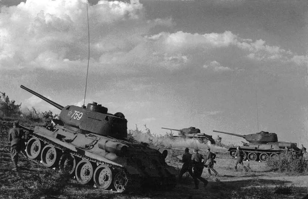 Танки Т-34‑85 на послевоенных учениях. Советской военной приемкой с 1940 по 1946 год принято 61 228 «тридцатьчетверок» всех модификаций. С учетом послевоенного выпуска и производства в ПНР и ЧССР количество этих танков составило 65,9 тысяч. Дизель В-2 использовался не только на них, но и на танках КВ, ИС, на всех САУ тех лет