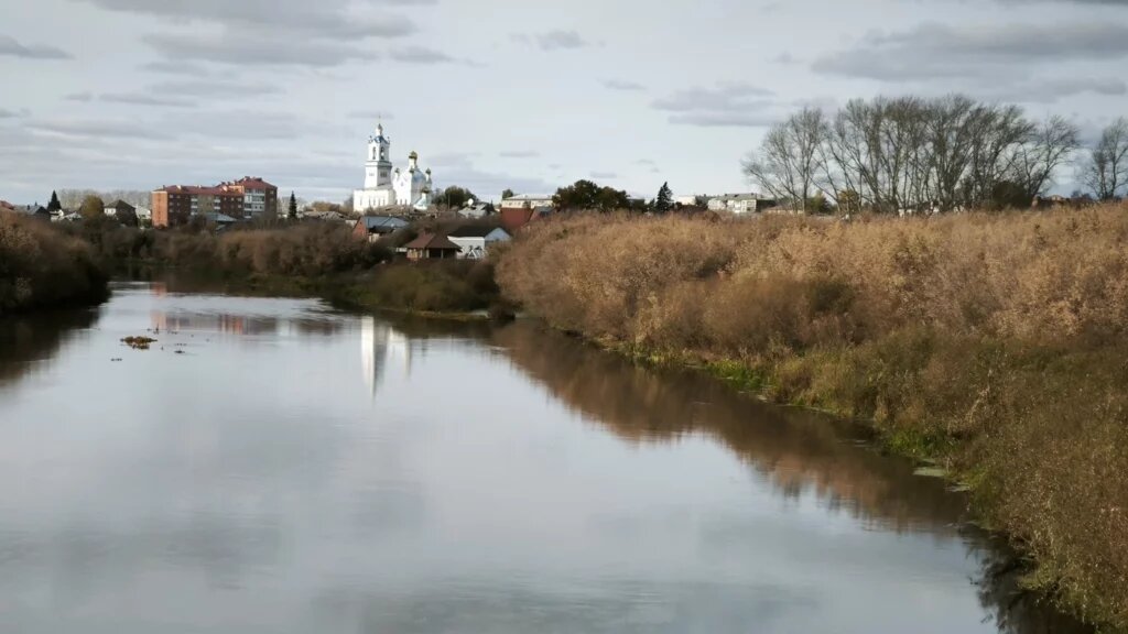 Вид на Покровский собор в Камышлове с моста через реку Пышма на окраине города