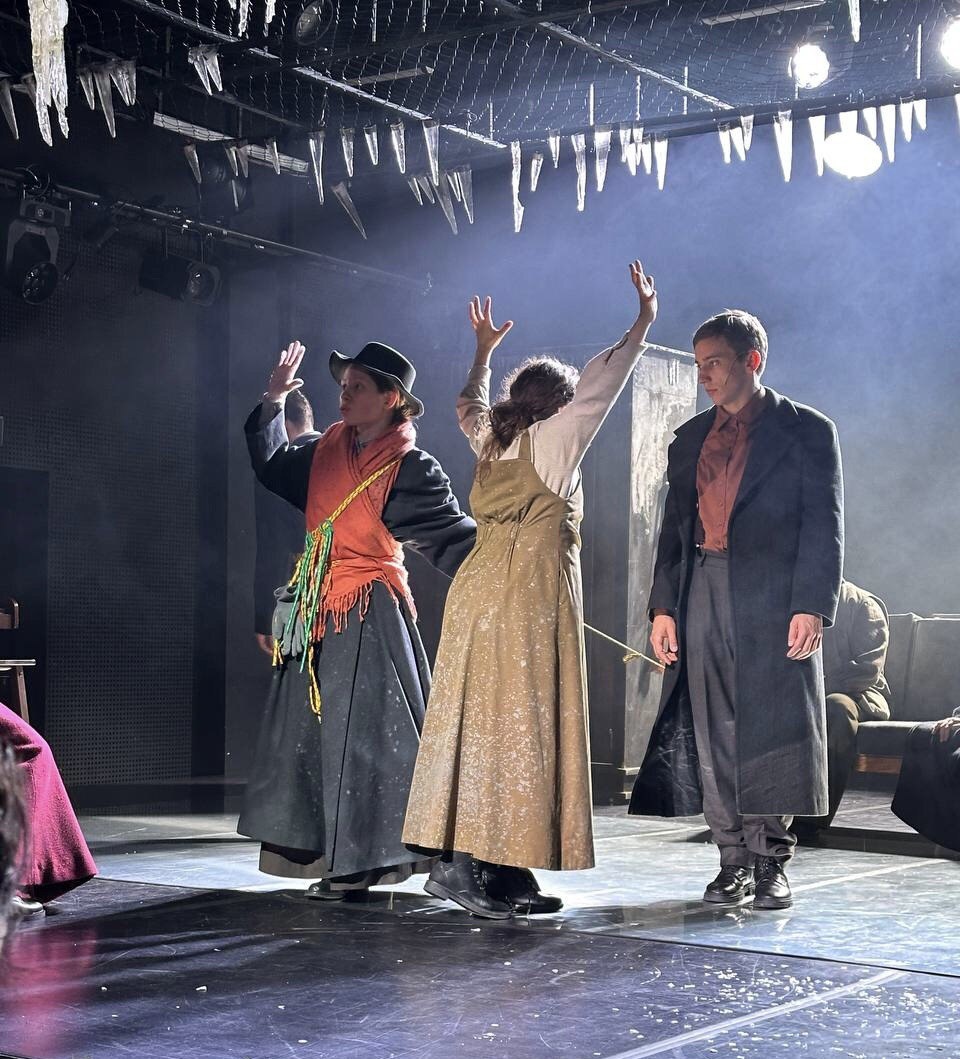 Сцена из спектакля «Лавина». Театр Шалом. Фото автора.