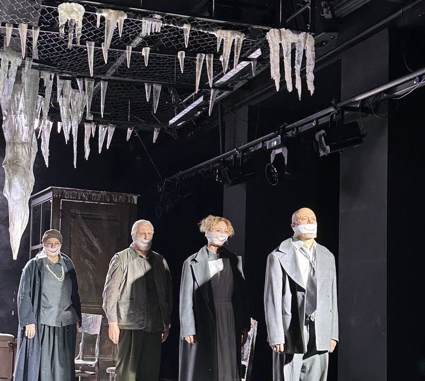 Сцена из спектакля «Лавина». Театр Шалом. Фото автора.