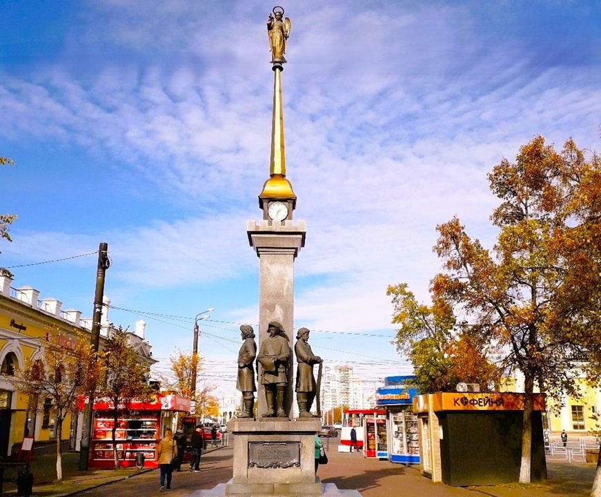 Пешеходная улица Кировка. Памятник Основателям Челябинска.  (Фото автора)