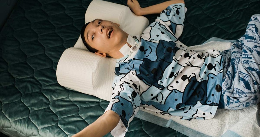 Айдару больно. Он не может сидеть, не получается перевернуться и откашляться