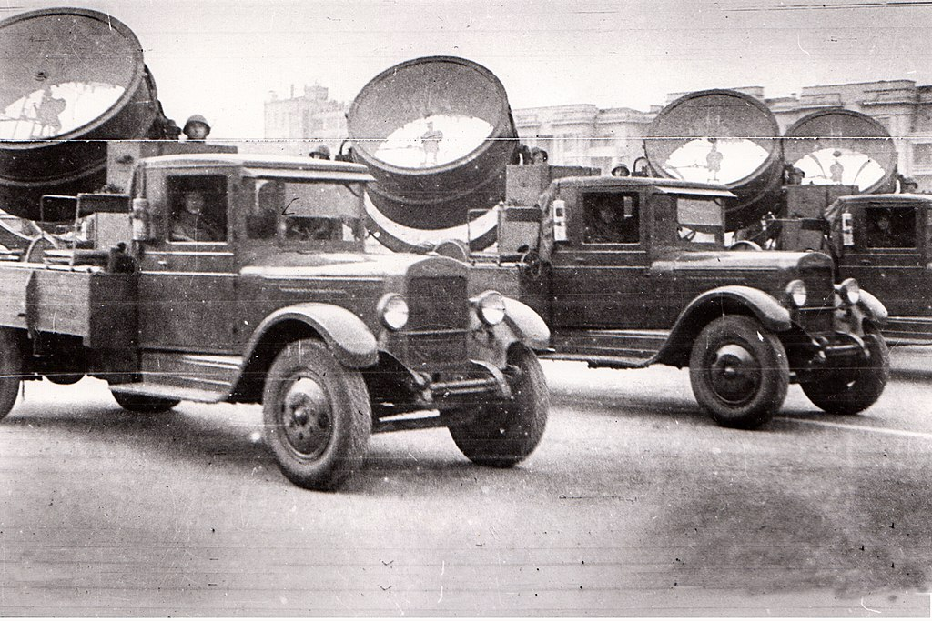 40-й прожекторный полк на параде 7 ноября 1941 года в Куйбышеве. Фото: wikipedia.org