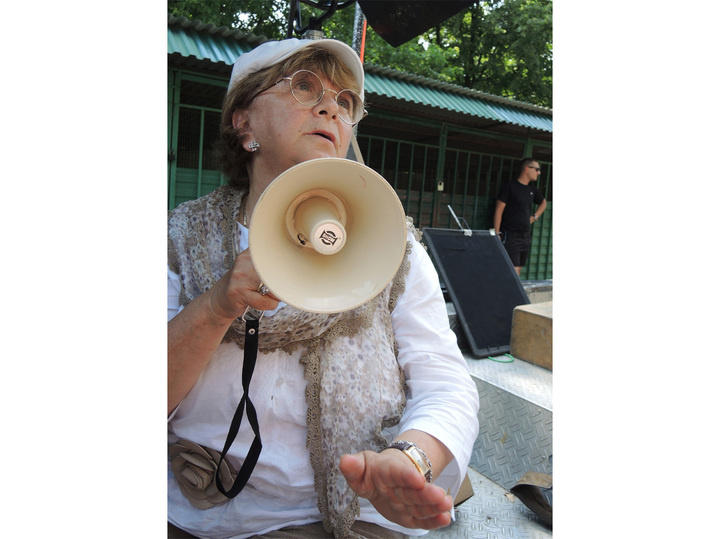     Кинорежиссер Алла Сурикова на съемках фильма «Полный вперед!». / Наталья Мущинкина