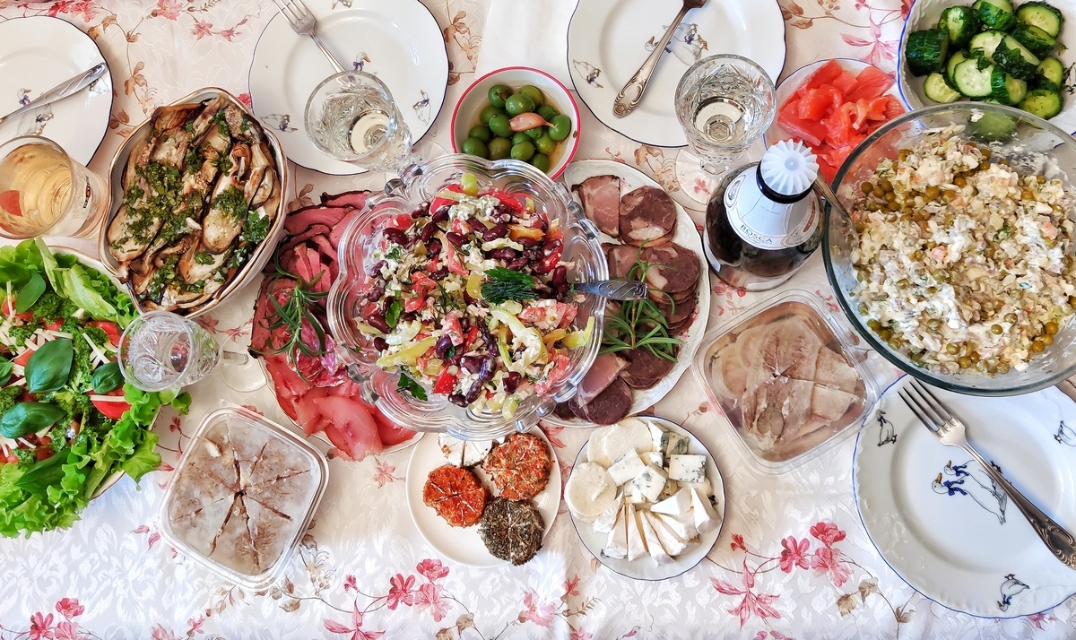 Обожаю всю мамину еду: супы, вторые блюда, салатики. Это мы отмечаем бабушкин день рождения