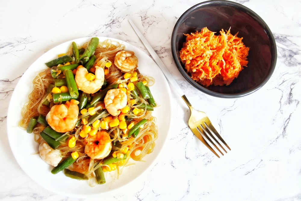 Моя любимая фунчоза с креветками и морковный салат с чесноком