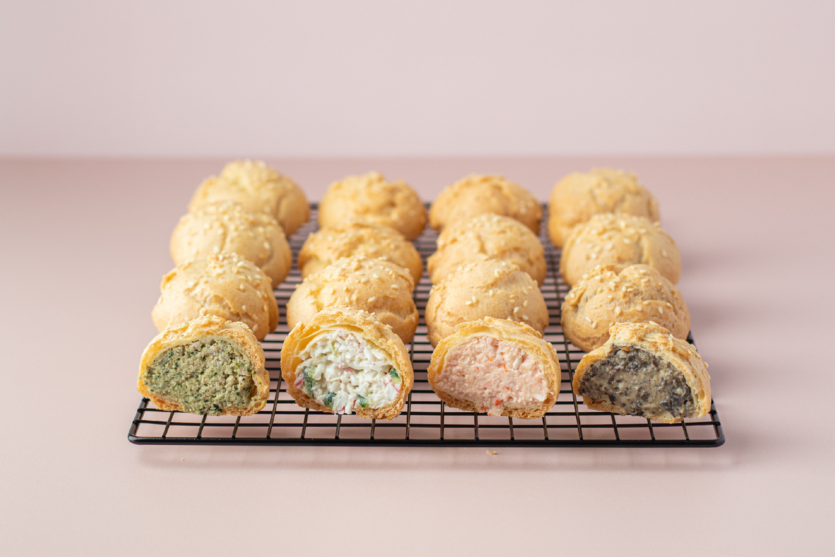 На фото закусочные профитроли с начинками "курочка по-грузински", "фреш краб", "ветчина и печеный перец", "грибы".