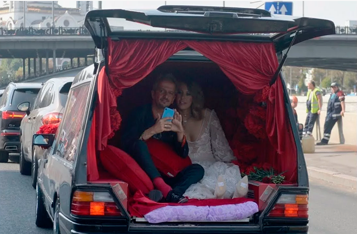    Собчак и Богомолов обвенчались, подъехав к ЗАГСу на катафалке с надписью "Пока смерть не разлучит нас". Скриншот видео Youtube: "В какой стране будет жить Собчак после свадьбы? Её выбор?"