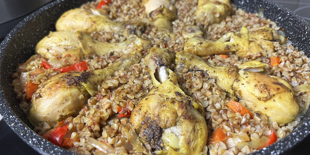 Курица с гречкой и овощами в одной сковороде: простой и вкусный ужин