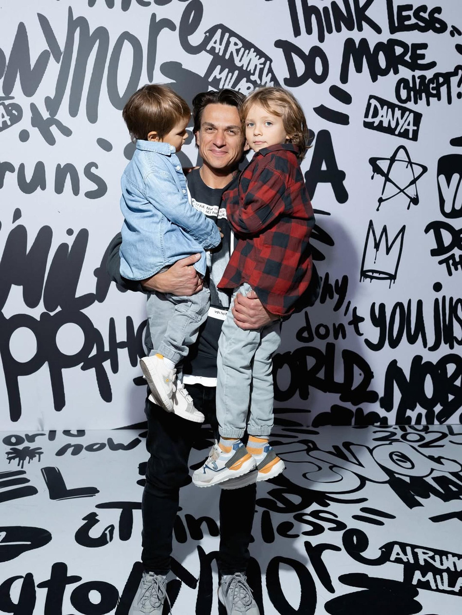    Влад Топалов с сыновьями. Фото: Инстаграм (запрещён в РФ) @vladtopalovofficial