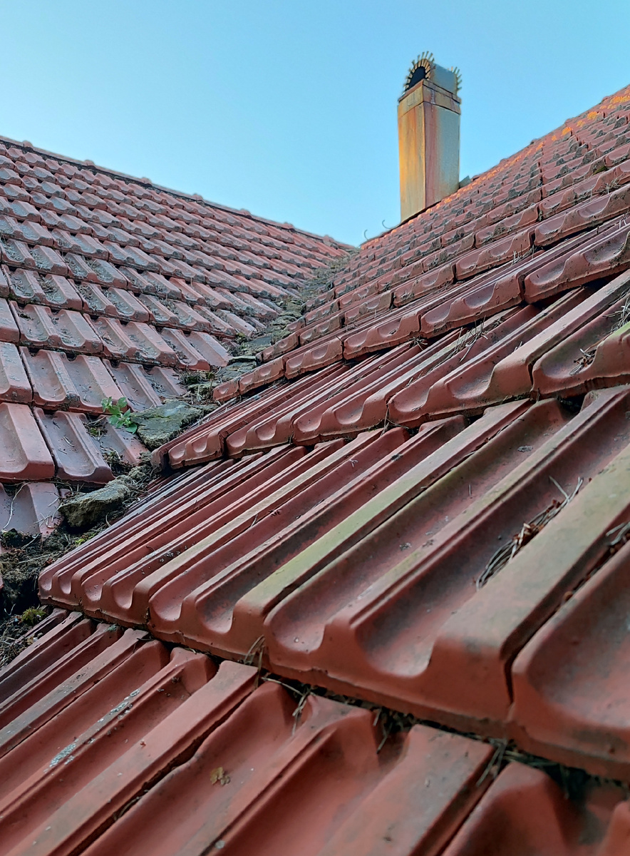 Ендова на черепичной крыше