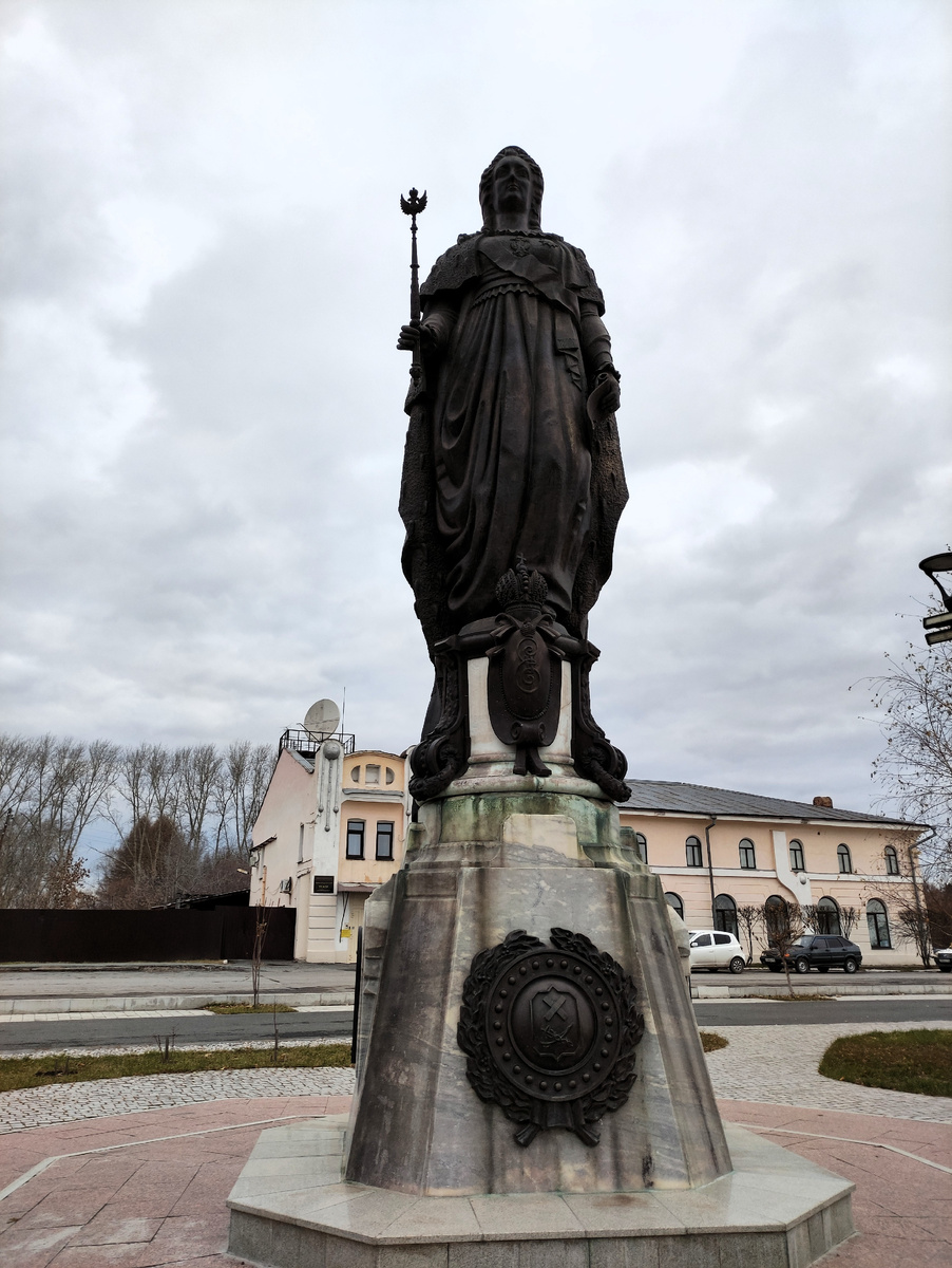 Памятник Екатерине II на площади Ленина в Ирбите. Фото автора. 