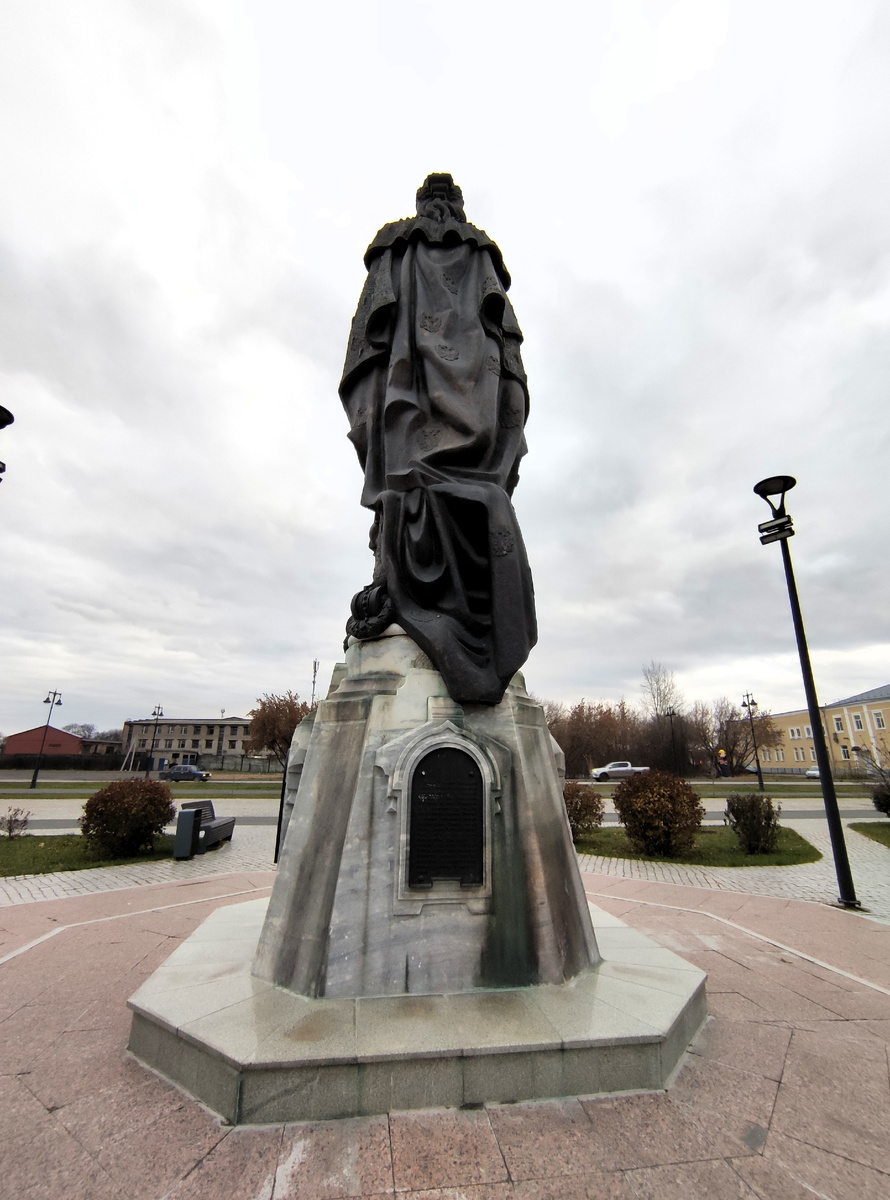 Памятник Екатерине II на площади Ленина в Ирбите. Вид сзади. Фото автора.