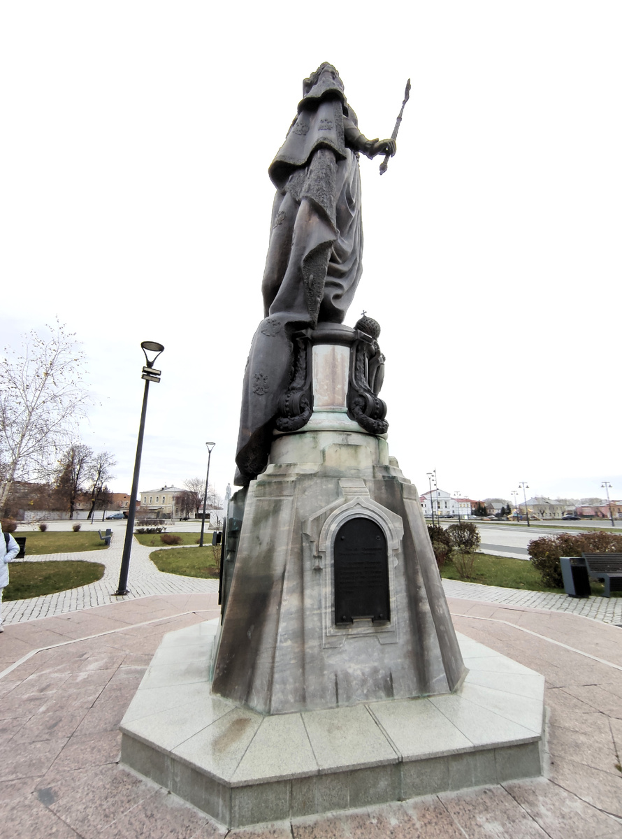 Памятник Екатерине II на площади Ленина в Ирбите. На боковых табличках с обеих сторон памятника помещены выдержки из знаменитого указа.. Фото автора.