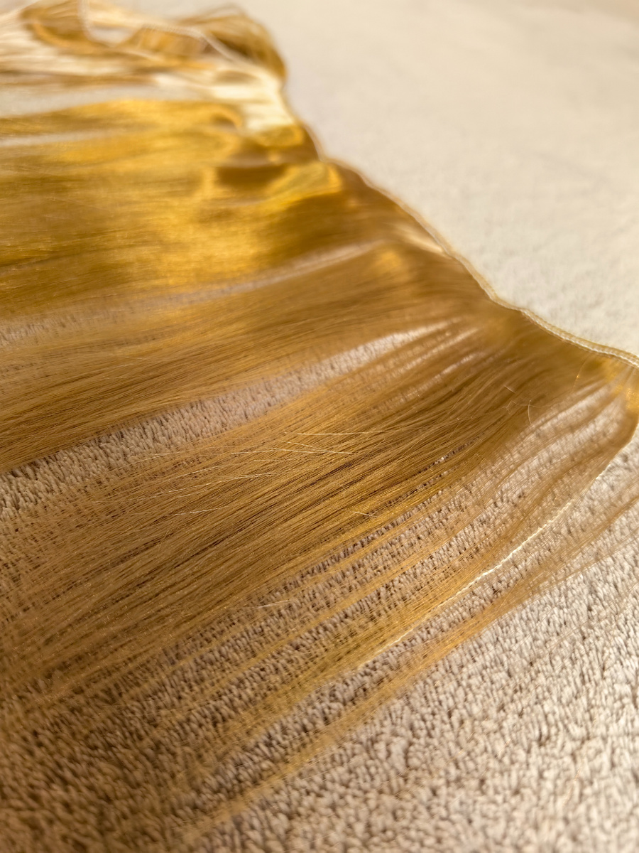 Молочный шёлк после талька. Где блестит - до обработки. Где матовый - после. 