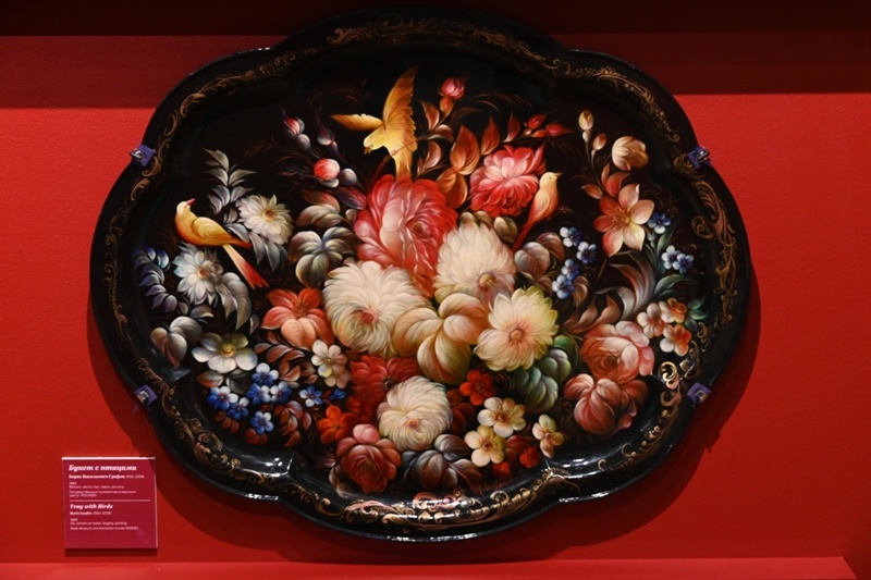 Букет с птицами. Борис Васильевич Графов. 1993<br />
Металл, масло, лак, ковка, роспись. Государственный музейно-выставочный центр «РОСИЗО»