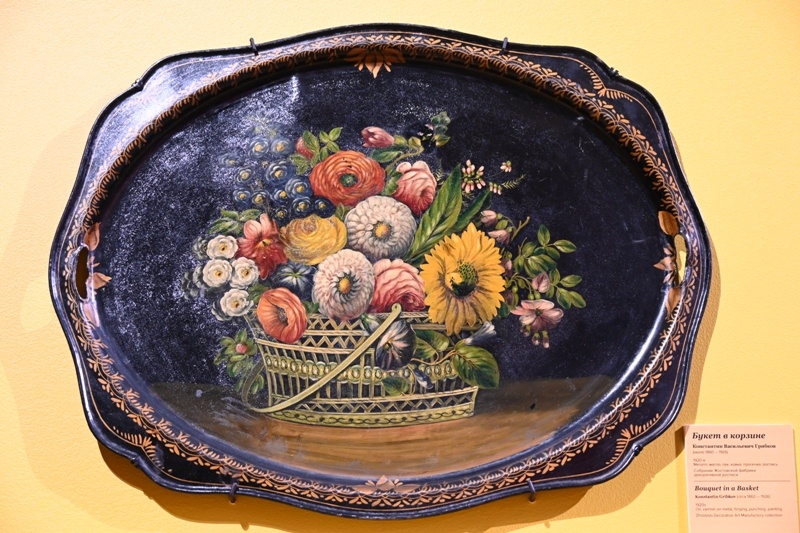 Букет в корзине. Константин Васильевич Грибков. 1920-е<br />
Металл, масло, лак, ковка, просечка, роспись. Собрание Жостовской фабрики декоративной росписи