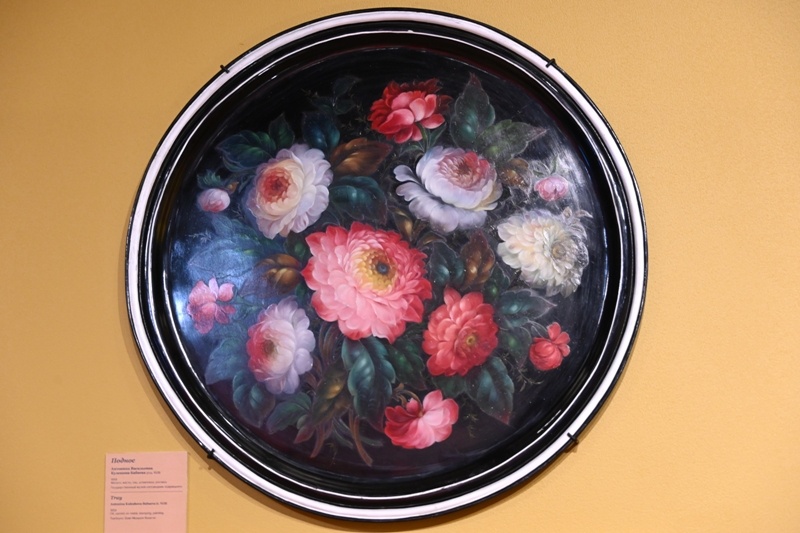 Поднос. Антонина Васильевна Кулешова-Бабаева. 1959<br />
Металл, масло, лак, штамповка, роспись. Государственный музей-заповедник «Царицыно»