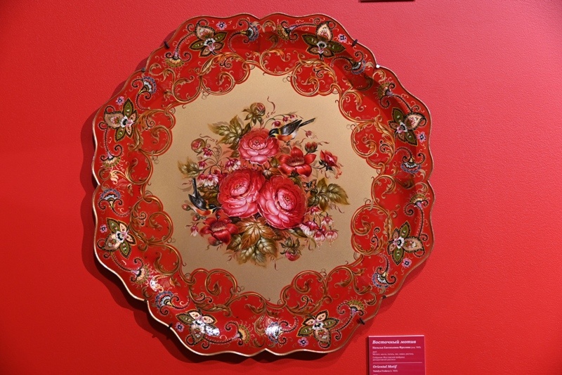 Восточный мотив. Наталья Евгеньевна Фролова. 2017<br />
Металл, масло, поталь, лак, ковка, роспись. Собрание Жостовской фабрики декоративной росписи