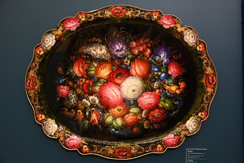 Вечер. Наталья Евгеньевна Фролова. 2010<br />
Металл, масло, лак, ковка, коптёжка, роспись. Собрание Жостовской фабрики декоративной росписи