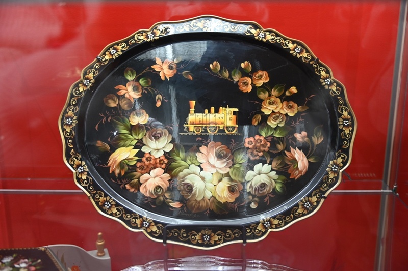 Поднос. Лариса Юрьевна Гончарова. 2006 Металл, роспись, лак. Собрание автора