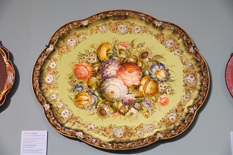 Летнее утро. Наталья Евгеньевна Фролова. 2015<br />
Металл, масло, металлические порошки, потали, лак, ковка, коптёжка, роспись<br />
Собрание Жостовской фабрики декоративной росписи