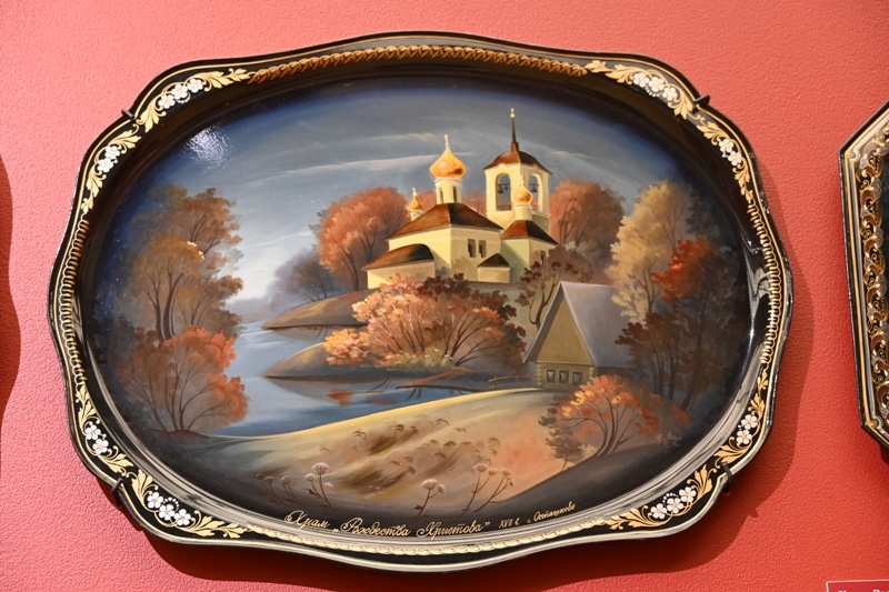 Храм Рождества Христова в Осташкове. Михаил Викторович Лебедев. 2000<br />
Металл, масло, поталь, лак, штамповка, роспись. Собрание Жостовской фабрики декоративной росписи