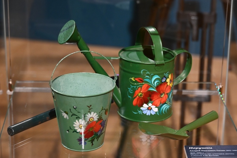 Игрушки. Андрей Павлович Гогин . 1940-1960-е<br />
Металл, масло, лак, штамповка, роспись. Собрание А.Ю. Вычкова